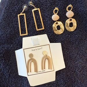 Gold and Cream Earrings Set by